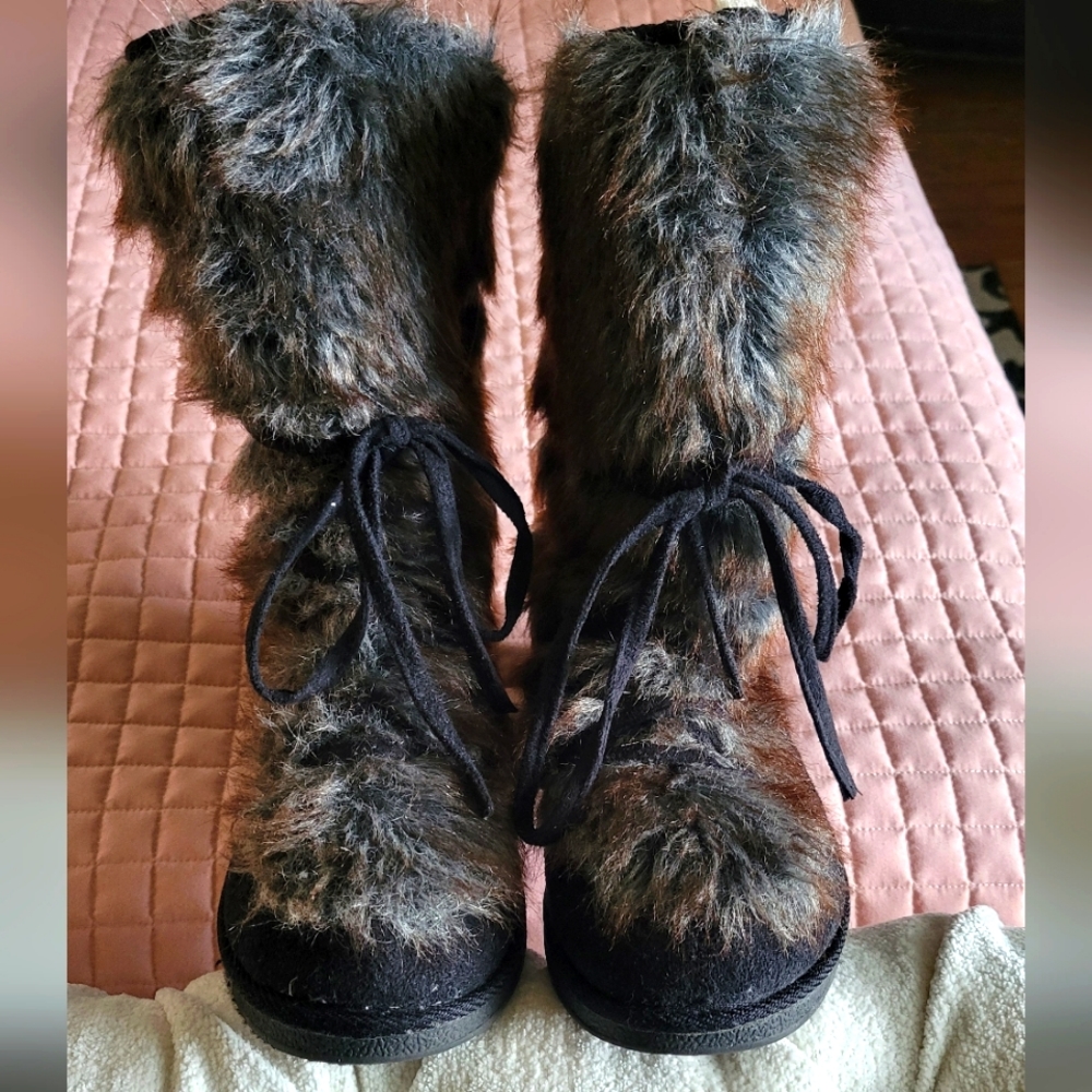 Boots women's size 8 Faux Fur
